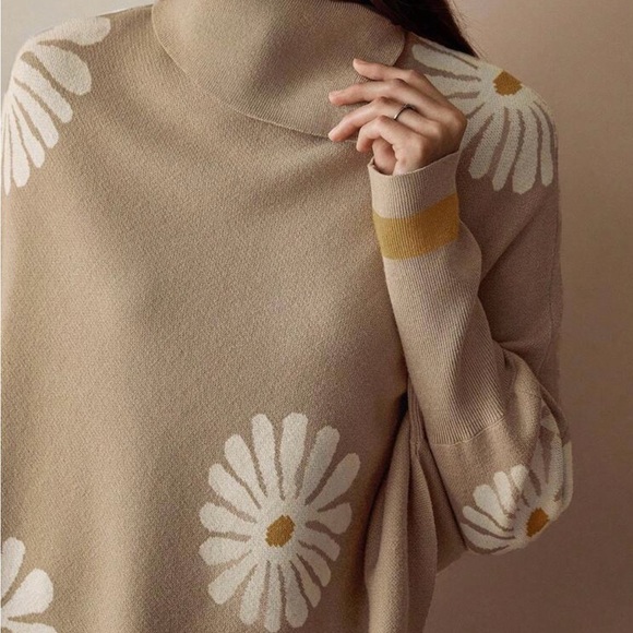 Chic Beige Floral Poncho - Picture 4 of 7